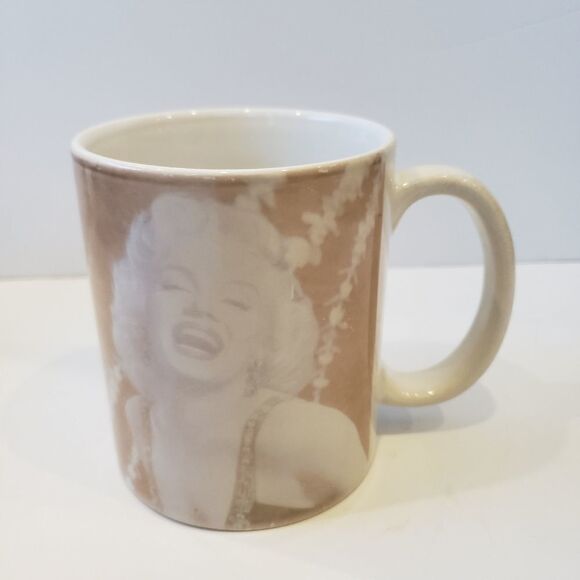 Marilyn Monroe Picture Mug - Picture 2 of 7